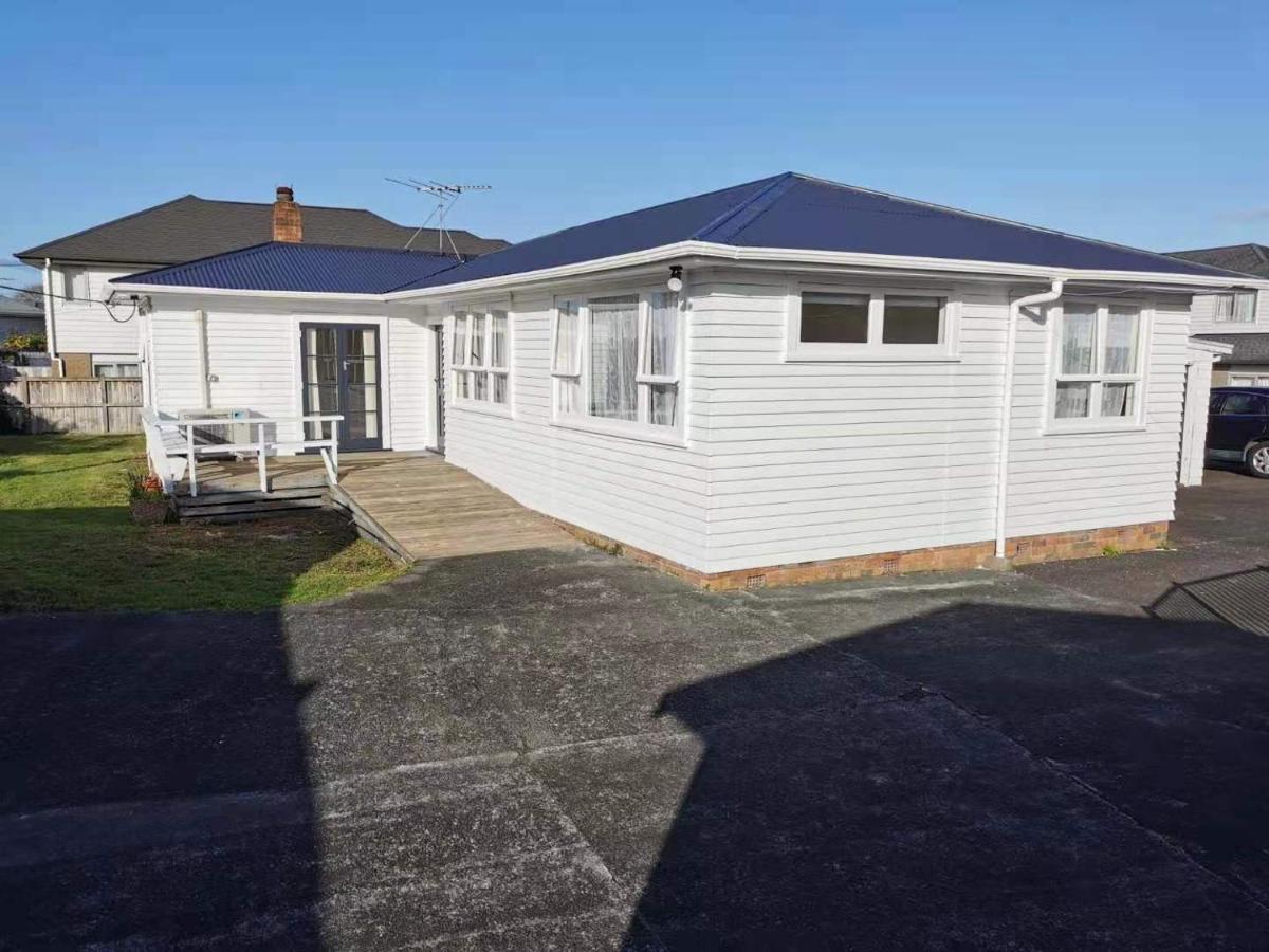 White Weather Board House Auckland Room photo